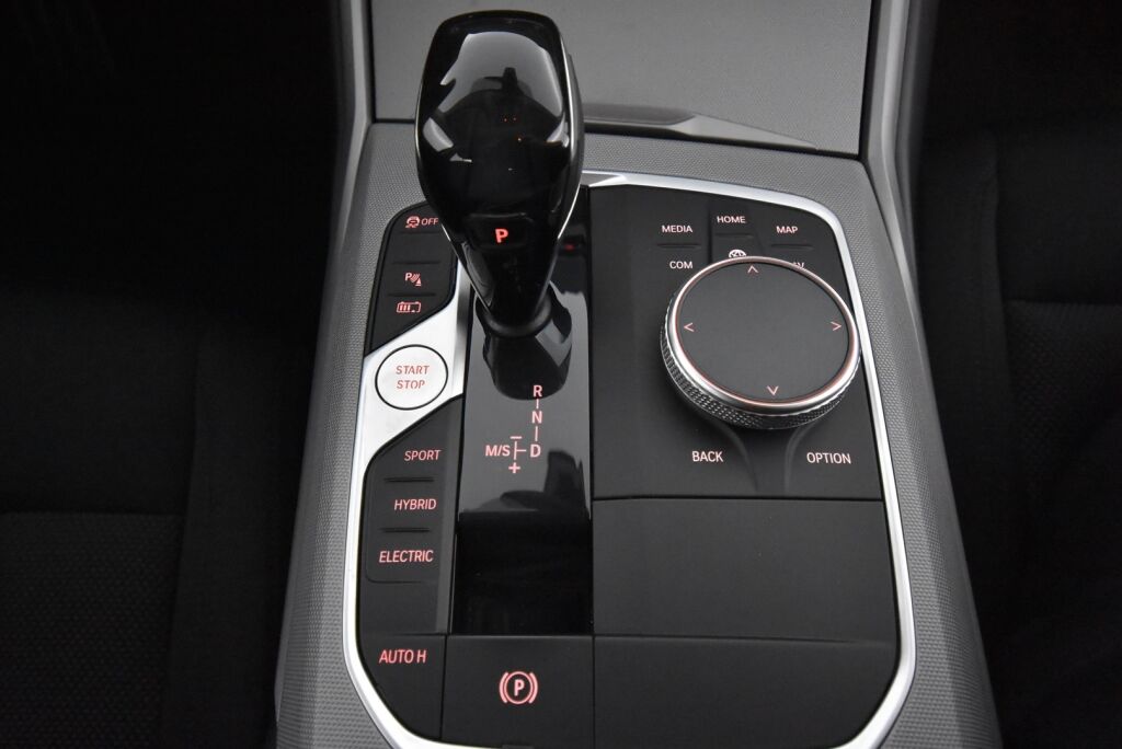 BMW 330 2021 G21 Touring 330e xDrive A Charged Edition / Suomiauto / BMW Live Cockpit Prof / Navigointi