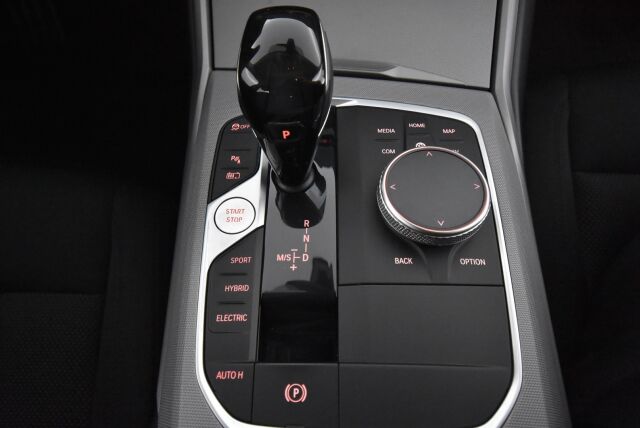 BMW 330 2021 G21 Touring 330e xDrive A Charged Edition / Suomiauto / BMW Live Cockpit Prof / Navigointi