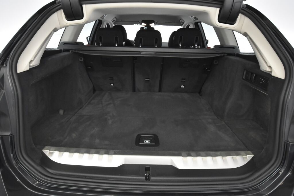 BMW 330 2021 G21 Touring 330e xDrive A Charged Edition / Suomiauto / BMW Live Cockpit Prof / Navigointi