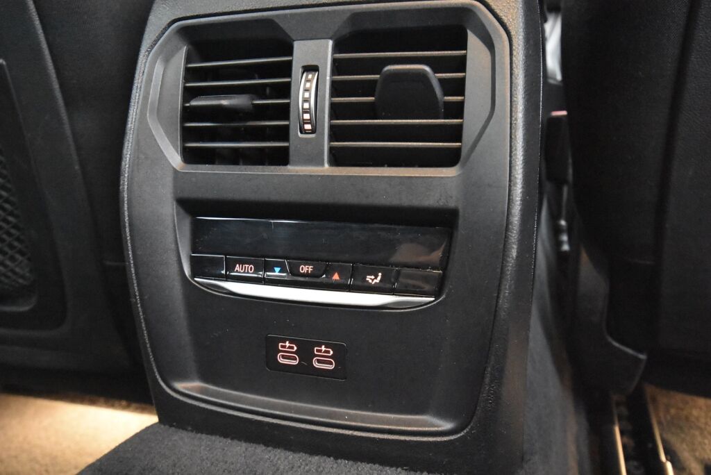 BMW 330 2021 G21 Touring 330e xDrive A Charged Edition / Suomiauto / BMW Live Cockpit Prof / Navigointi