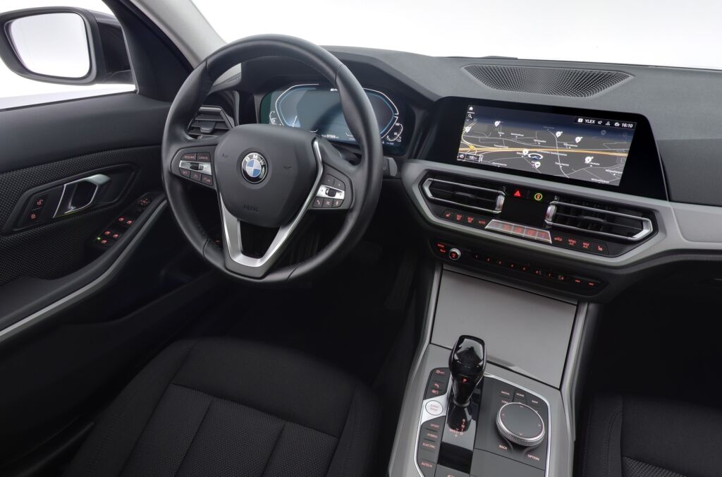 BMW 330 2021 G21 Touring 330e xDrive A Charged Edition / Suomiauto / BMW Live Cockpit Prof / Navigointi