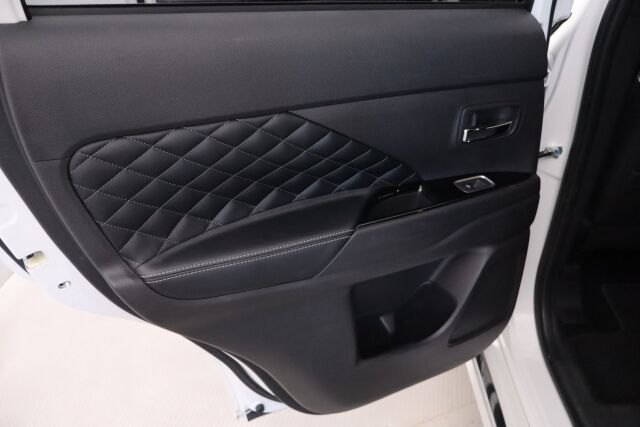 Mitsubishi Outlander PHEV 2019 Instyle 4WD 5P / Merkkihuollettu / Vetokoukku / Remote control / Timantti nahat / Keyless Go / LEDit / 360° / BLIS