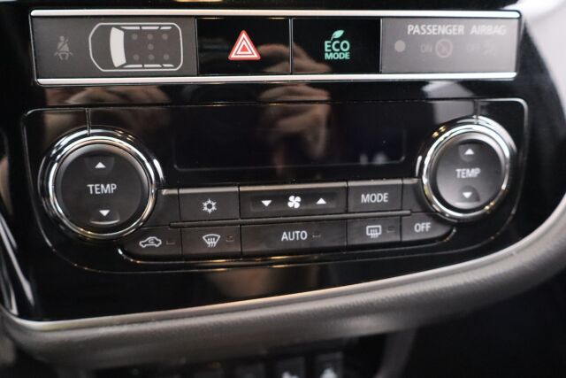 Mitsubishi Outlander PHEV 2019 Instyle 4WD 5P / Merkkihuollettu / Vetokoukku / Remote control / Timantti nahat / Keyless Go / LEDit / 360° / BLIS