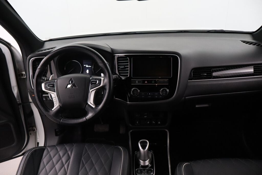 Mitsubishi Outlander PHEV 2019 Instyle 4WD 5P / Merkkihuollettu / Vetokoukku / Remote control / Timantti nahat / Keyless Go / LEDit / 360° / BLIS