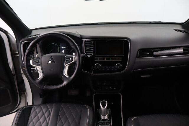 Mitsubishi Outlander PHEV 2019 Instyle 4WD 5P / Merkkihuollettu / Vetokoukku / Remote control / Timantti nahat / Keyless Go / LEDit / 360° / BLIS