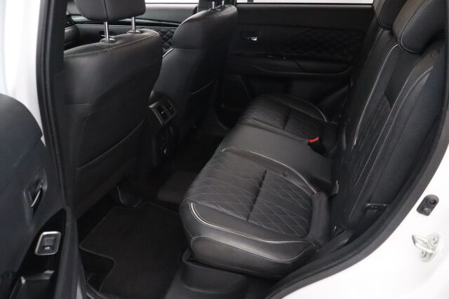 Mitsubishi Outlander PHEV 2019 Instyle 4WD 5P / Merkkihuollettu / Vetokoukku / Remote control / Timantti nahat / Keyless Go / LEDit / 360° / BLIS