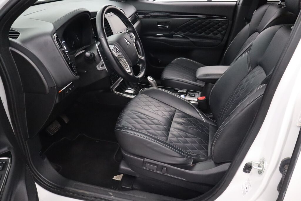 Mitsubishi Outlander PHEV 2019 Instyle 4WD 5P / Merkkihuollettu / Vetokoukku / Remote control / Timantti nahat / Keyless Go / LEDit / 360° / BLIS