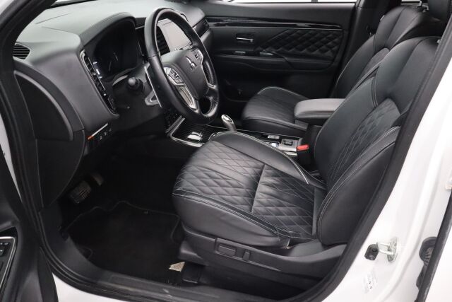 Mitsubishi Outlander PHEV 2019 Instyle 4WD 5P / Merkkihuollettu / Vetokoukku / Remote control / Timantti nahat / Keyless Go / LEDit / 360° / BLIS