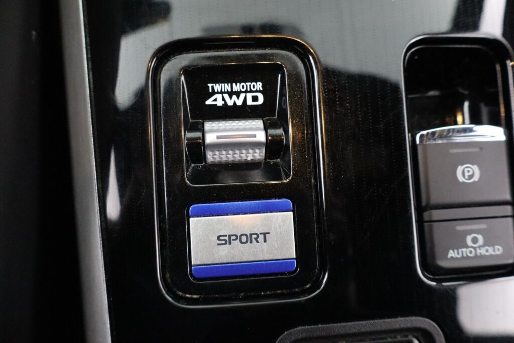 Mitsubishi Outlander PHEV 2019 Instyle 4WD 5P / Merkkihuollettu / Vetokoukku / Remote control / Timantti nahat / Keyless Go / LEDit / 360° / BLIS