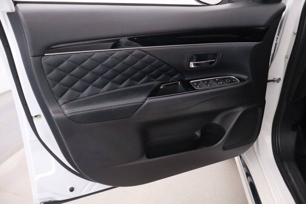 Mitsubishi Outlander PHEV 2019 Instyle 4WD 5P / Merkkihuollettu / Vetokoukku / Remote control / Timantti nahat / Keyless Go / LEDit / 360° / BLIS