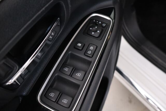 Mitsubishi Outlander PHEV 2019 Instyle 4WD 5P / Merkkihuollettu / Vetokoukku / Remote control / Timantti nahat / Keyless Go / LEDit / 360° / BLIS