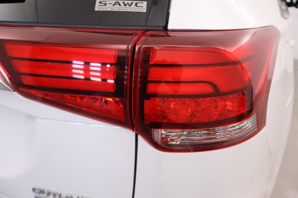 Mitsubishi Outlander PHEV 2019 Instyle 4WD 5P / Merkkihuollettu / Vetokoukku / Remote control / Timantti nahat / Keyless Go / LEDit / 360° / BLIS