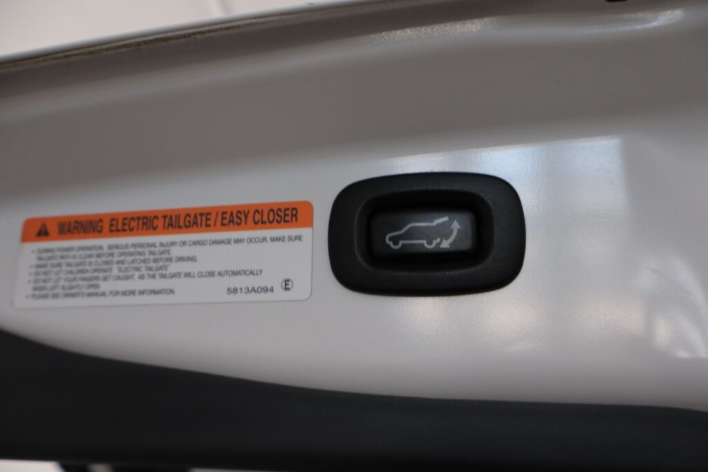Mitsubishi Outlander PHEV 2019 Instyle 4WD 5P / Merkkihuollettu / Vetokoukku / Remote control / Timantti nahat / Keyless Go / LEDit / 360° / BLIS