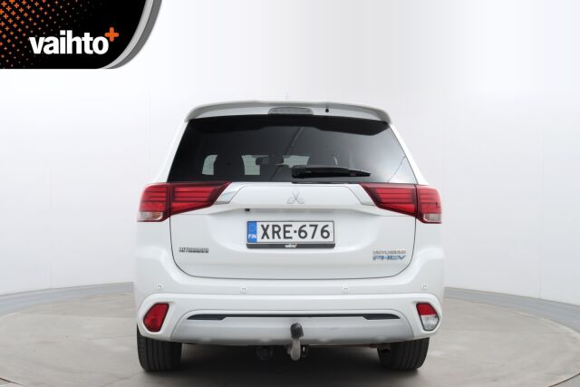 Mitsubishi Outlander PHEV 2019 Instyle 4WD 5P / Merkkihuollettu / Vetokoukku / Remote control / Timantti nahat / Keyless Go / LEDit / 360° / BLIS