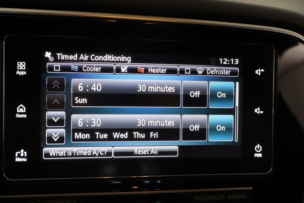 Mitsubishi Outlander PHEV 2019 Instyle 4WD 5P / Merkkihuollettu / Vetokoukku / Remote control / Timantti nahat / Keyless Go / LEDit / 360° / BLIS