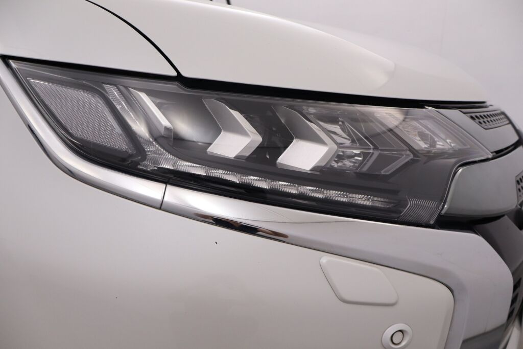 Mitsubishi Outlander PHEV 2019 Instyle 4WD 5P / Merkkihuollettu / Vetokoukku / Remote control / Timantti nahat / Keyless Go / LEDit / 360° / BLIS