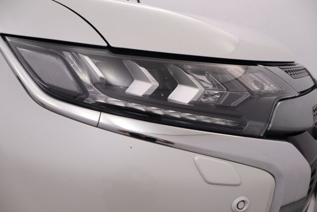 Mitsubishi Outlander PHEV 2019 Instyle 4WD 5P / Merkkihuollettu / Vetokoukku / Remote control / Timantti nahat / Keyless Go / LEDit / 360° / BLIS