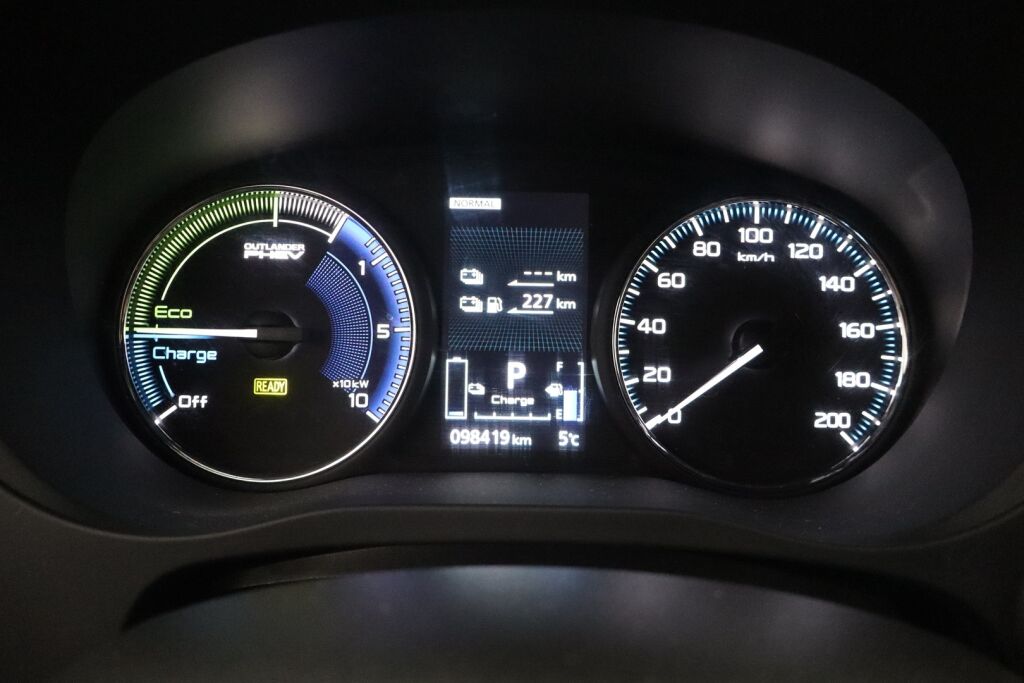 Mitsubishi Outlander PHEV 2019 Instyle 4WD 5P / Merkkihuollettu / Vetokoukku / Remote control / Timantti nahat / Keyless Go / LEDit / 360° / BLIS
