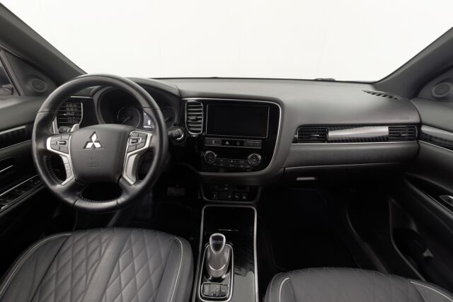 Mitsubishi Outlander PHEV 2019 Instyle 4WD 5P / Merkkihuollettu / Vetokoukku / Remote control / Timantti nahat / Keyless Go / LEDit / 360° / BLIS