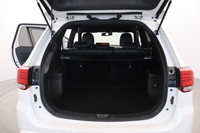 Mitsubishi Outlander PHEV 2019 Instyle 4WD 5P / Merkkihuollettu / Vetokoukku / Remote control / Timantti nahat / Keyless Go / LEDit / 360° / BLIS