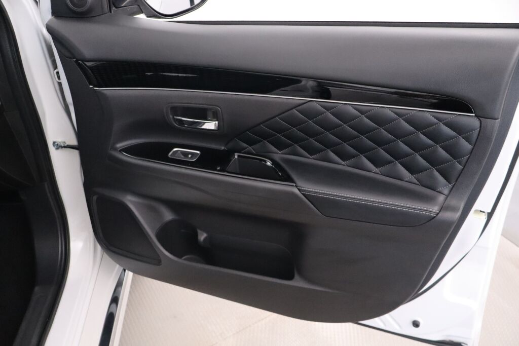 Mitsubishi Outlander PHEV 2019 Instyle 4WD 5P / Merkkihuollettu / Vetokoukku / Remote control / Timantti nahat / Keyless Go / LEDit / 360° / BLIS