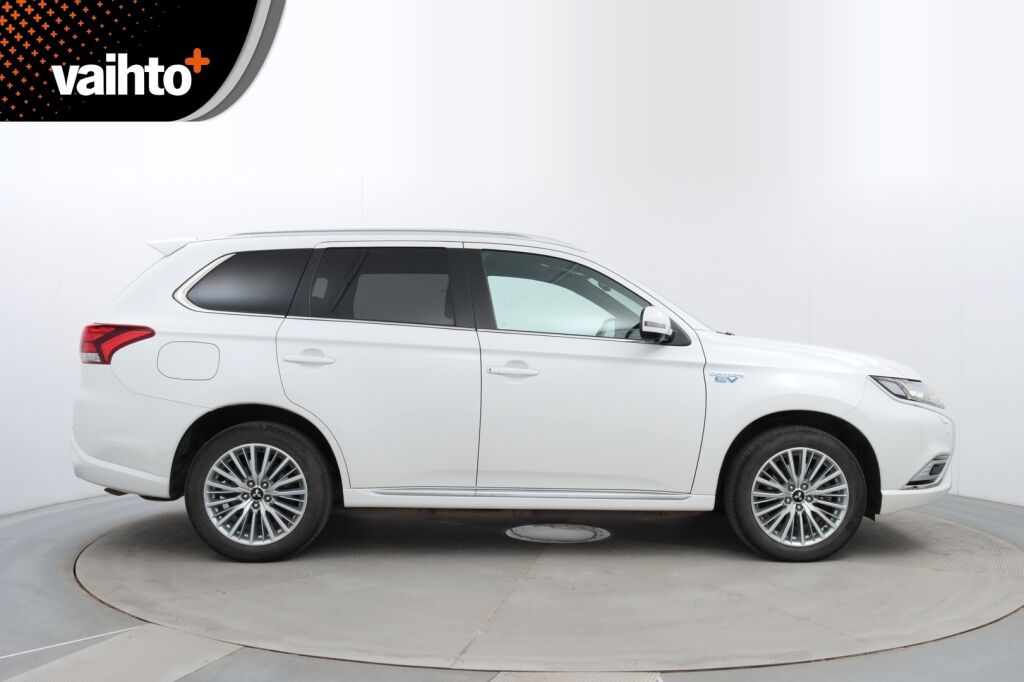 Mitsubishi Outlander PHEV 2019 Instyle 4WD 5P / Merkkihuollettu / Vetokoukku / Remote control / Timantti nahat / Keyless Go / LEDit / 360° / BLIS