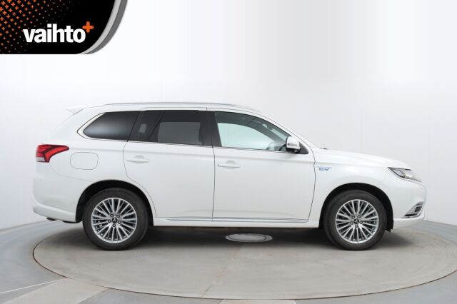 Mitsubishi Outlander PHEV 2019 Instyle 4WD 5P / Merkkihuollettu / Vetokoukku / Remote control / Timantti nahat / Keyless Go / LEDit / 360° / BLIS