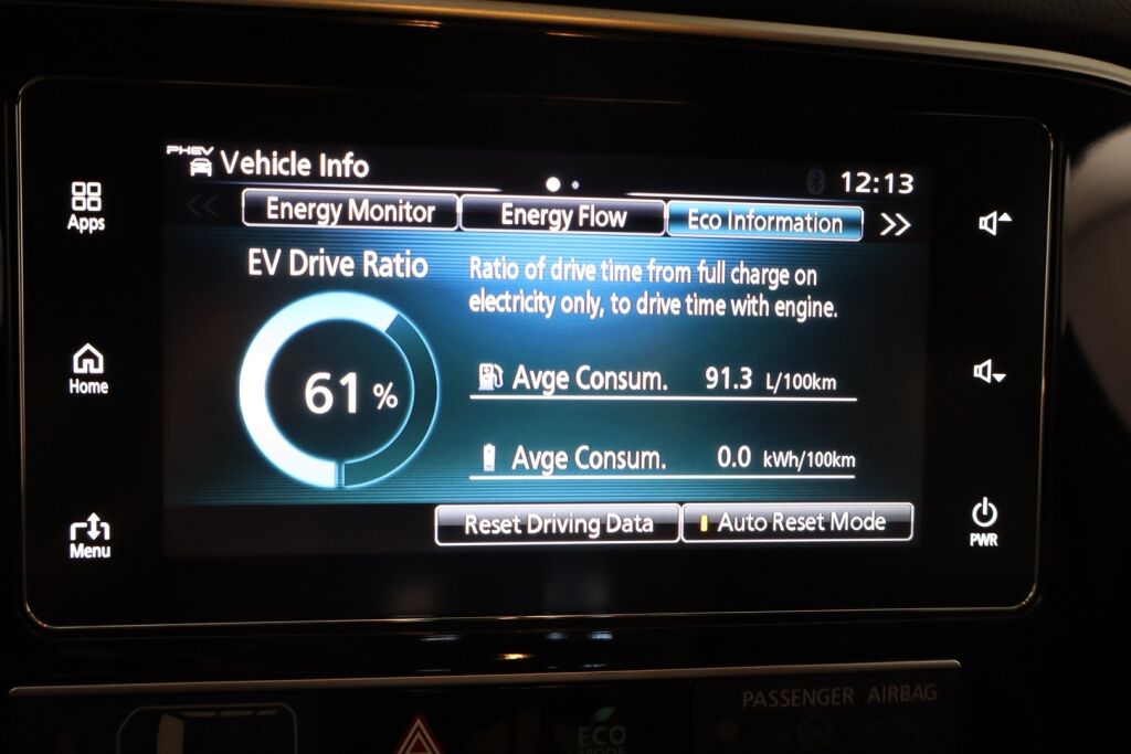 Mitsubishi Outlander PHEV 2019 Instyle 4WD 5P / Merkkihuollettu / Vetokoukku / Remote control / Timantti nahat / Keyless Go / LEDit / 360° / BLIS