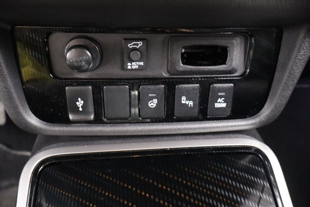 Mitsubishi Outlander PHEV 2019 Instyle 4WD 5P / Merkkihuollettu / Vetokoukku / Remote control / Timantti nahat / Keyless Go / LEDit / 360° / BLIS