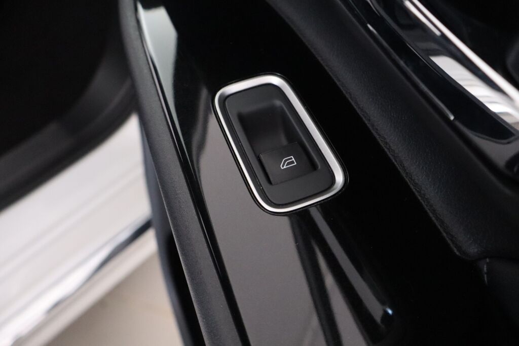 Mitsubishi Outlander PHEV 2019 Instyle 4WD 5P / Merkkihuollettu / Vetokoukku / Remote control / Timantti nahat / Keyless Go / LEDit / 360° / BLIS
