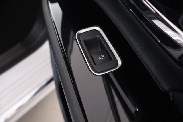 Mitsubishi Outlander PHEV 2019 Instyle 4WD 5P / Merkkihuollettu / Vetokoukku / Remote control / Timantti nahat / Keyless Go / LEDit / 360° / BLIS
