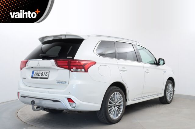 Mitsubishi Outlander PHEV 2019 Instyle 4WD 5P / Merkkihuollettu / Vetokoukku / Remote control / Timantti nahat / Keyless Go / LEDit / 360° / BLIS