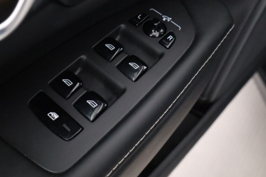 Volvo V90 2019 T8 AWD Business R-Design aut. / Adapt. vakk / Thors hammer / VOC / Navi / KeylessGO /