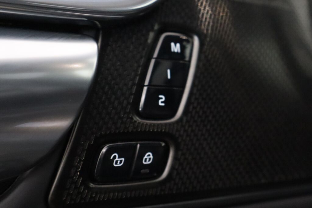 Volvo V90 2019 T8 AWD Business R-Design aut. / Adapt. vakk / Thors hammer / VOC / Navi / KeylessGO /