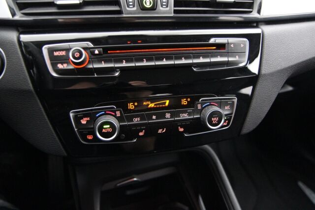 BMW X1 2016 F48 sDrive18d A Business / Suomiauto / Metalliväri / Lohko- ja sisätilanlämmitin / Peruutustutka