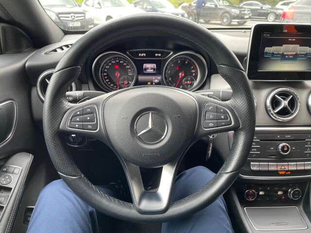 Mercedes-Benz CLA 2016 180 A Premium Business / Kamera / LED ajovalot / Sporttipenkit / Puolinahka sisusta / Kromipaketti