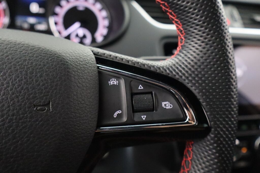 Skoda Octavia 2018 2,0 TSI RS / Suomiauto / ACC / Webasto / BLIS / P.kamera / Apple Carplay / Winter paketti / Lämpölasi / Lämpöratti