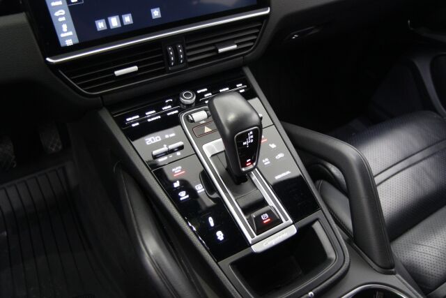 Porsche Cayenne 2018 E-Hybrid /  Sport Chrono Package / ACC / Koukku / Säädettävä ilmajousitus ja PASM / PDLS+ /