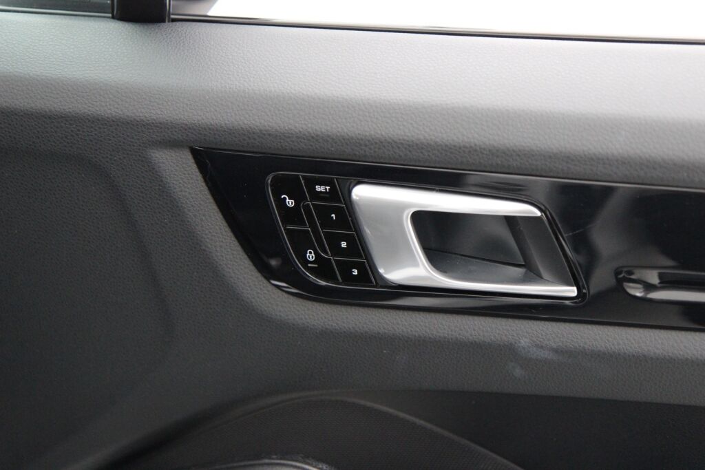 Porsche Cayenne 2018 E-Hybrid /  Sport Chrono Package / ACC / Koukku / Säädettävä ilmajousitus ja PASM / PDLS+ /