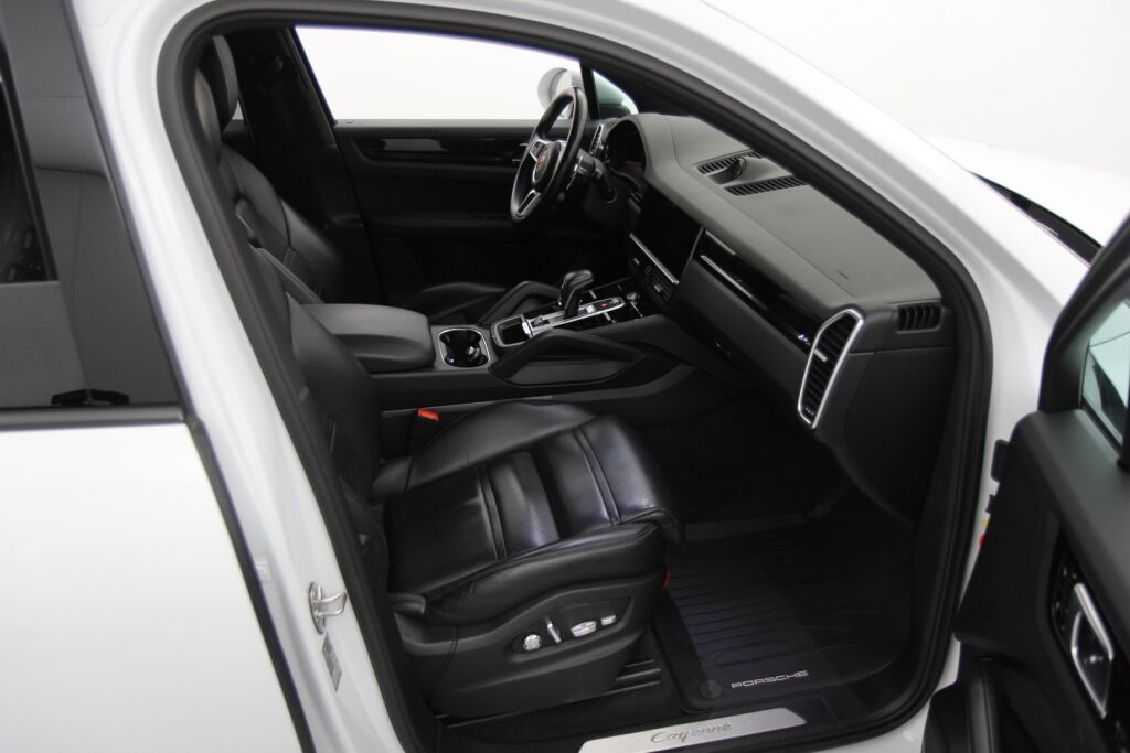 Porsche Cayenne 2018 E-Hybrid /  Sport Chrono Package / ACC / Koukku / Säädettävä ilmajousitus ja PASM / PDLS+ /