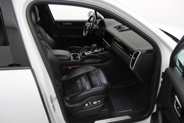 Porsche Cayenne 2018 E-Hybrid /  Sport Chrono Package / ACC / Koukku / Säädettävä ilmajousitus ja PASM / PDLS+ /