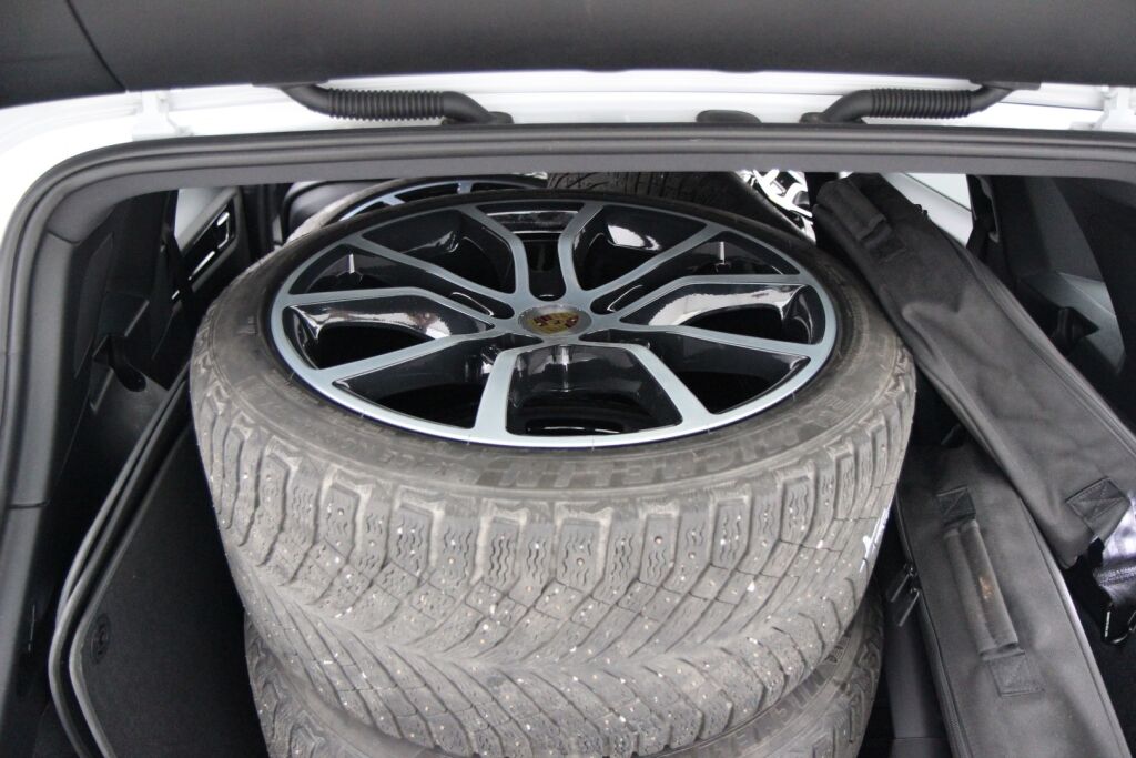 Porsche Cayenne 2018 E-Hybrid /  Sport Chrono Package / ACC / Koukku / Säädettävä ilmajousitus ja PASM / PDLS+ /