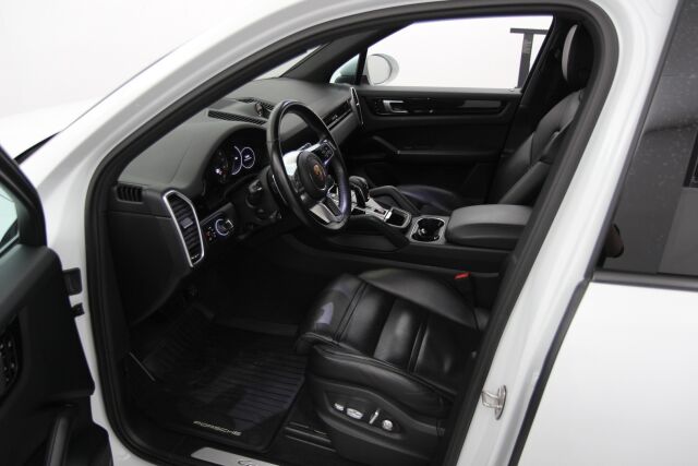 Porsche Cayenne 2018 E-Hybrid /  Sport Chrono Package / ACC / Koukku / Säädettävä ilmajousitus ja PASM / PDLS+ /