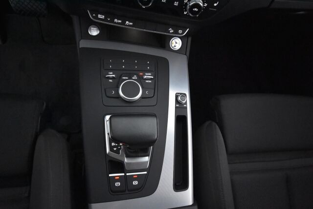 Audi Q5 2017 2,0 TDI 140 kW quattro S tronic / Sport istuimet / Sähköinen vetokoukku / KeylessGo / Hankook Nastat 9mm