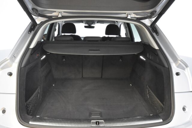 Audi Q5 2017 2,0 TDI 140 kW quattro S tronic / Sport istuimet / Sähköinen vetokoukku / KeylessGo / Hankook Nastat 9mm