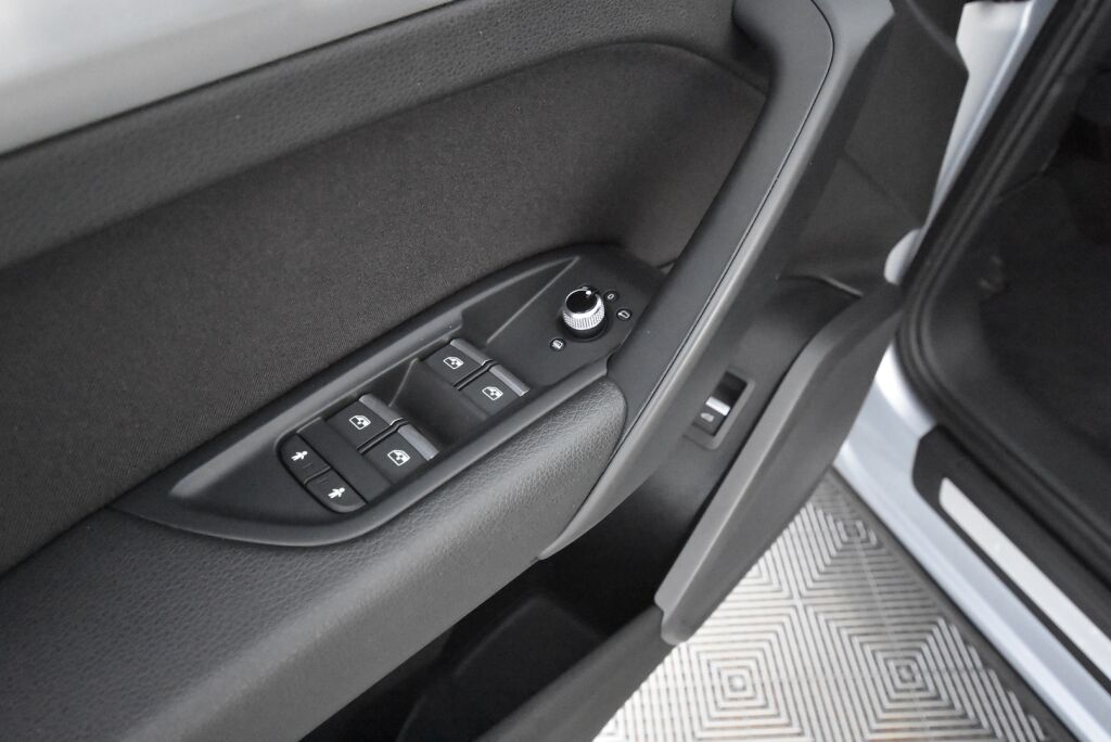 Audi Q5 2017 2,0 TDI 140 kW quattro S tronic / Sport istuimet / Sähköinen vetokoukku / KeylessGo / Hankook Nastat 9mm