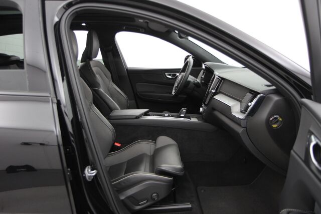 Volvo XC60 2022 T8 AWD Long Range High Performance R-Design Edition aut / Webasto / ACC / Nahat /  Suomi-auto / Yksi omistaja / - RAHOITUS TÄHÄN AUTOON VAIN 3.99% - 