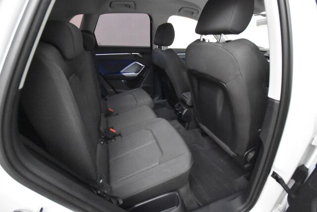 Audi Q3 2022 Business 35 TDI 110kW quattro S tronic / Vetokoukku / Adapt. vakkari / Merkkiliikkeen huoltohistoria / Uusi tuulilasi