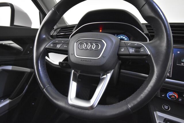 Audi Q3 2022 Business 35 TDI 110kW quattro S tronic / Vetokoukku / Adapt. vakkari / Merkkiliikkeen huoltohistoria / Uusi tuulilasi