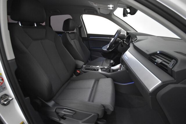 Audi Q3 2022 Business 35 TDI 110kW quattro S tronic / Vetokoukku / Adapt. vakkari / Merkkiliikkeen huoltohistoria / Uusi tuulilasi
